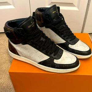 Lv sneakers like new